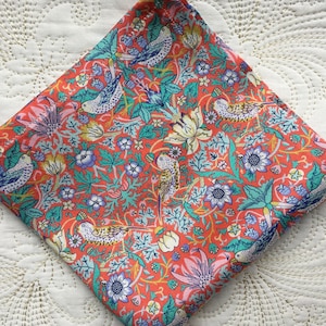Lenço de bolso de seda Liberty London em William Morris Strawberry Thief - Love Liberty Cornwall - O presente de luxo que cabe em um cartão!