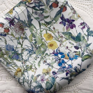 Lenço de bolso de seda Liberty of London com flores silvestres - Love Liberty Cornwall - O presente que cabe em um cartão de felicitações!