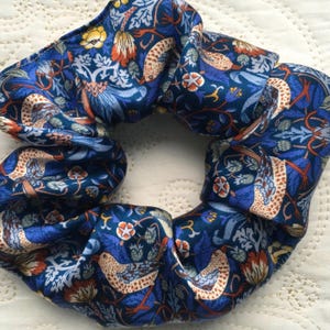 Elástico de cabelo de seda Liberty London em William Morris Strawberry Thief - Love Liberty Cornwall - O presente que cabe em um cartão de felicitações!