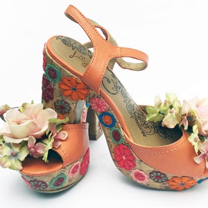 Größe 7,5 Jellypop orangefarbene Blumenabsätze / OOAK Plateauschuhe der Größe 7,5 /Größe 7 Plateauabsätze Blumenschuhe /orange und grün geblümte Plateauschuhe