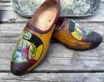 1945 Souvenir wooden shoes Peace Antwerp Belgium hand painted