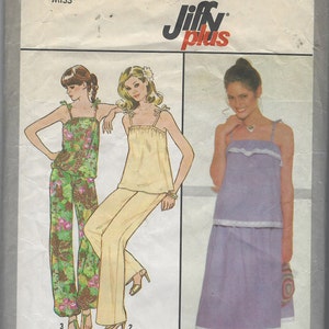 Może przedstawiać: Koperta z wykrojem krawieckim Simplicity 8474 Jiffy Plus w rozmiarze 16 miss. Okładka zawiera ilustracje trzech strojów: topu i spodni w kwiatowy wzór, gładkiego żółtego topu i spodni oraz lawendowego topu i spódnicy z białym koronkowym wykończeniem.
