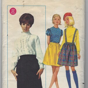 Puede incluir: Un sobre de patrón de costura vintage Butterick 4933 para tallas junior/adolescente 13/14 con un busto de 85 cm. La portada presenta ilustraciones de tres conjuntos: una blusa blanca con volantes y falda negra, un top azul estampado con falda amarilla y una camiseta amarilla de manga larga con un vestido de cuadros y calcetines altos azules.