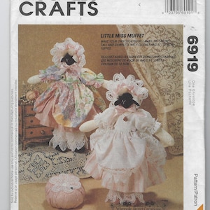 Może przedstawiać: Koperta z wykrojem krawieckim McCall's Crafts 6919 dla owieczek z bajek Little Miss Muffet. Wykrój zawiera instrukcje wykonania owieczek o wysokości 40 cm z ubrankami oraz pufy o średnicy 12,5 cm. Okładka przedstawia dwie ubrane lalki-owieczki.