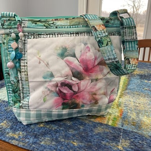 Un magnifique sac à main en tissu à bandoulière ou bandoulière Magnolia Blossom avec fermeture à glissière sécurisée 100 % entièrement fait main