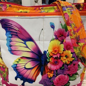 Un magnifique papillon aux couleurs vives avec des fleurs Sac à main en tissu à bandoulière ou bandoulière réglable avec fermeture à glissière sécurisée 100 % Entièrement fait main