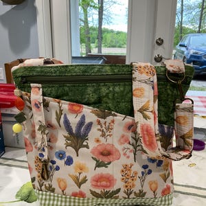 Bonito bolso de tela con correa ajustable para hombro o bandolera con bolsillo y llavero con flores antiguas, 100 % hecho a mano