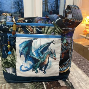 Impresionante bolso de tela con correa para el hombro o bandolera con 7 cremalleras y diseño de dragón gótico, 100 % hecho a mano