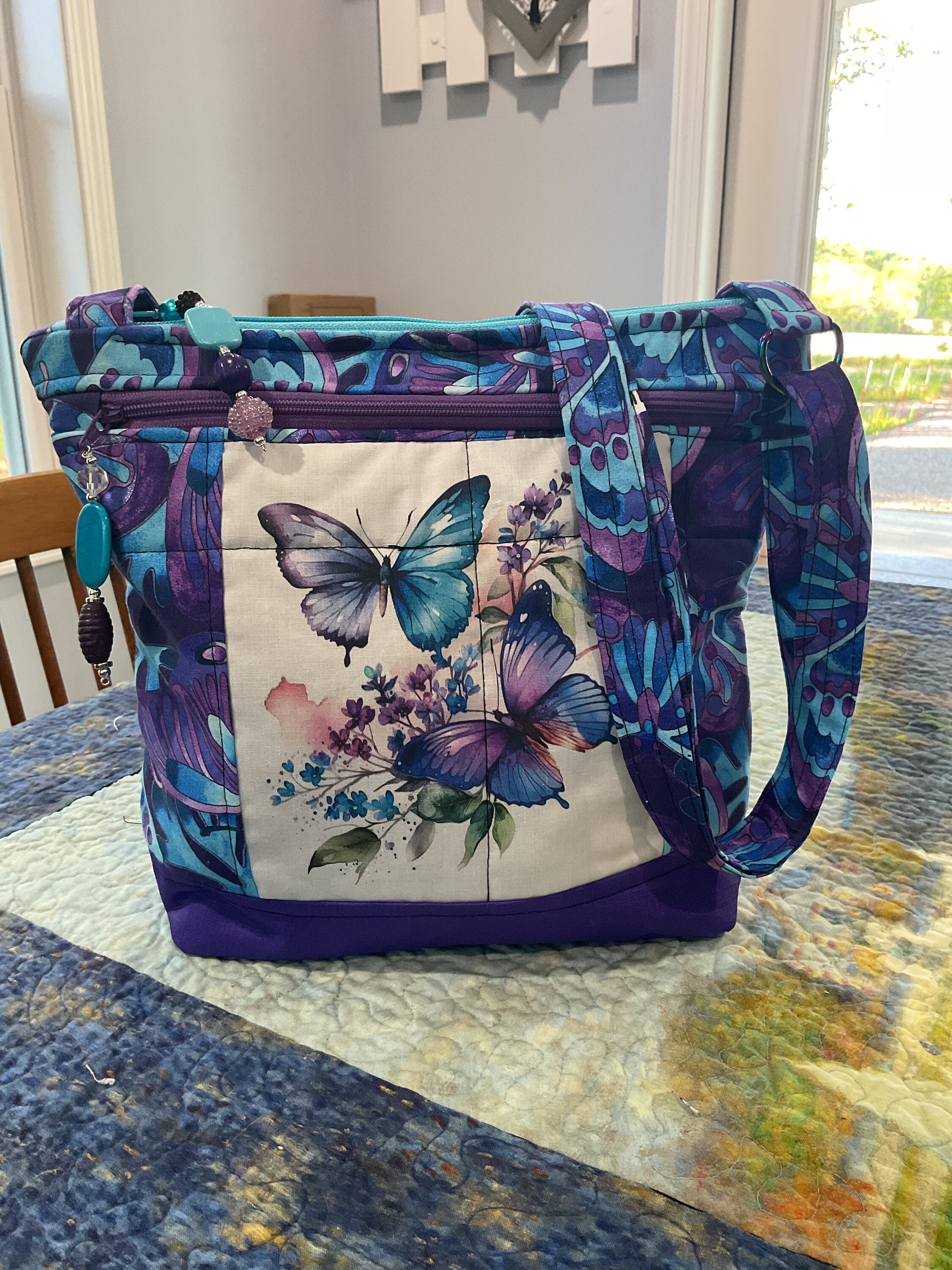 Prachtige vlinders met bloemenprint kleine crossbody- of schoudertas met verstelbaar riempje 100% handgemaakt