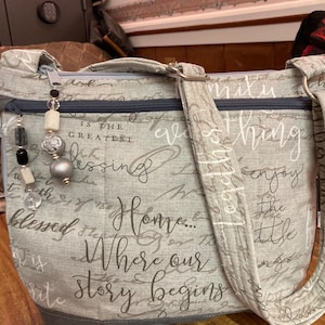 Maravillosos refranes reconfortantes en bandolera gris o bolso de tela con correa ajustable para hombro 100% hecho a mano