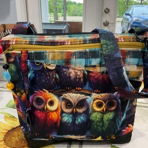 Precioso monedero de tela con correa ajustable para hombro o bolsillo con llavero y diseño de búhos vibrantes, 100 % hecho a mano