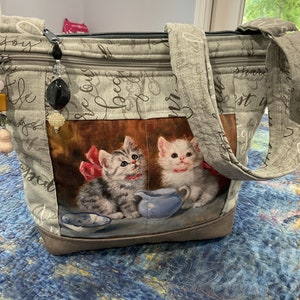 Hermoso bolso de tela con correa para hombro o bandolera con estampado europeo de gatitos 100% hecho a mano