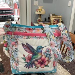 NOVO DESIGN BOLSO e chaveiro Beija-flor e estampa floral pequena tiracolo ou bolsa de ombro com alça ajustável em tecido 100% artesanal