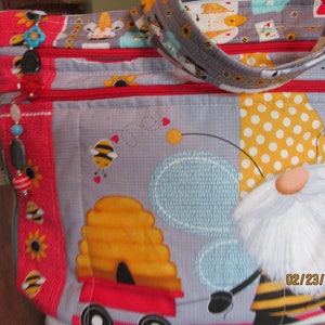 Bolso bandolera o bandolera de tela con 7 cierres de abejas, miel y gnomos, con correa ajustable y cierre de seguridad. Totalmente hecho a mano.