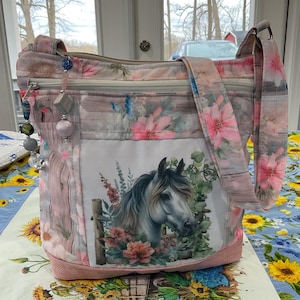 NUEVO ESTILO Bolsillo y llavero Impresionante caballo gris Pequeño bolso cruzado o de hombro Correa ajustable Bolso de tela 100% hecho a mano