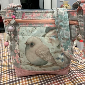 25% de descuento en un hermoso bolso bandolera o bandolera de tela con diseño de pájaros y flores en tonos pastel, hecho a mano