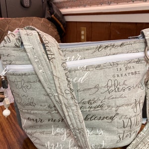 Hermoso bolso gris con frases reflexivas, bandolera o bandolera, con correa ajustable y cierre de seguridad, 100 % hecho a mano