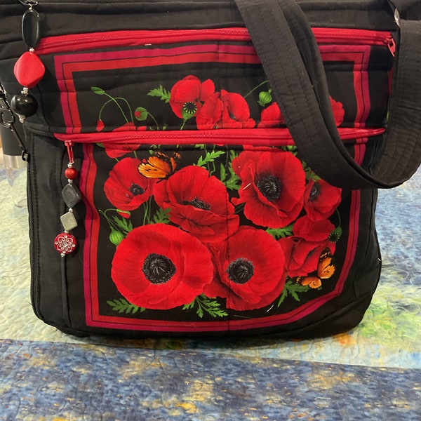 Hermoso bolso bandolera o bandolera con 7 cremalleras y correa ajustable para el hombro con cremallera segura. Totalmente hecho a mano.