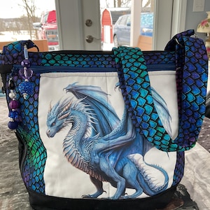 Écailles chatoyantes et magnifique sac à main bandoulière ou bandoulière en tissu dragon avec fermeture à glissière sécurisée 100 % fait main