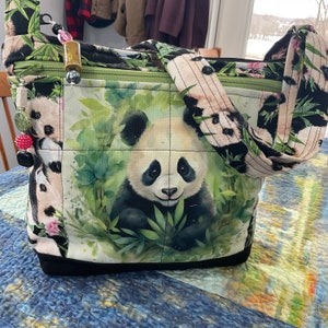 Monedero de tela con correa ajustable para hombro o bandolera con diseño de oso panda encantador con flores 100 % hecho a mano