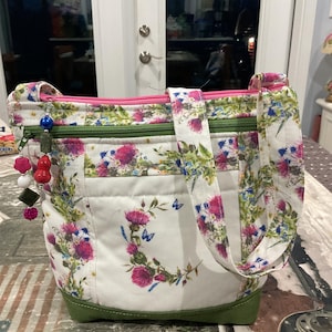 Preciosa cartera pequeña de tela con estampado de flores de cardo silvestre, con correa ajustable para el hombro o para llevarla cruzada 100 % hecha a mano