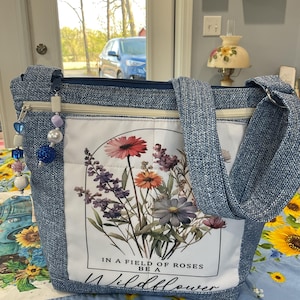 Une superbe pochette et un porte-clés bleu denim déperlant et fleurs sauvages Sac à main en tissu à bandoulière ou bandoulière réglable fait main