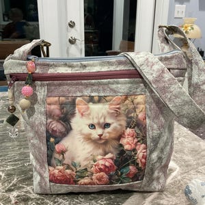 ゴージャスな子猫と花の撥水プリントの小さなクロスボディまたはショルダー調節可能なストラップの布製財布100％ハンドメイド