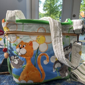 Bolso bandolera o bandolera de tela con correa ajustable con divertidos dibujos de gatos y margaritas, 100 % hecho a mano