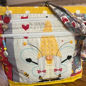 Adorable Lady Gnomes, Bee and Hive - Bolso bandolera o bandolera de tela con 7 cremalleras y correa ajustable para el hombro con cremallera segura. Completamente hecho a mano.