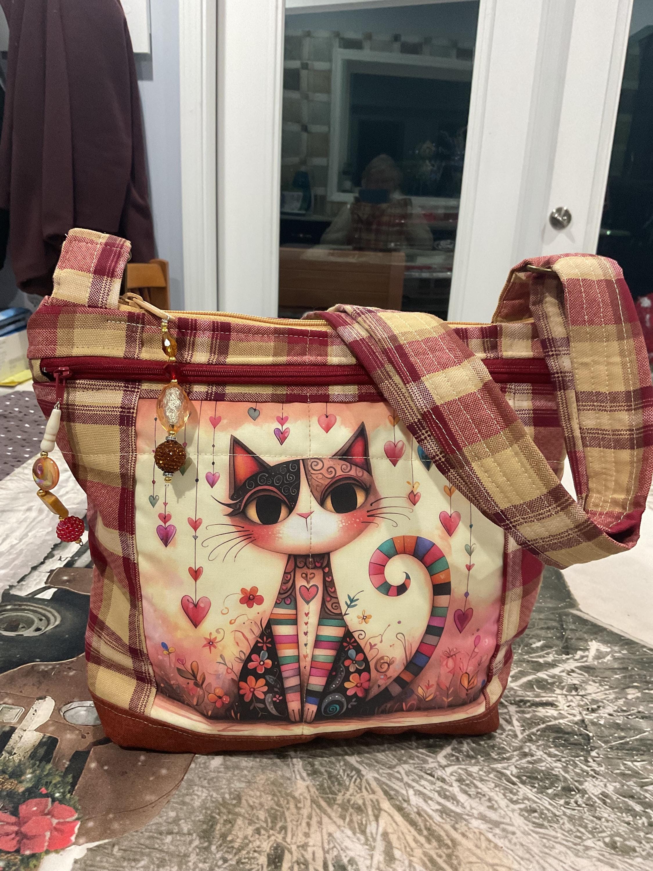 Vera Bradley お財布ポシェット　cats meow 猫ちゃん柄 Vera Bradley Cat's Meow Bucket Crossbody w Hidden Outside