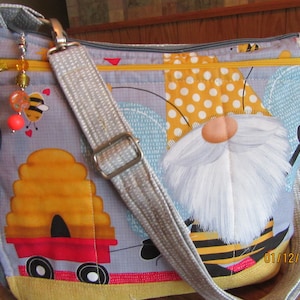 Bolso bandolera o bandolera de tela con correa ajustable y cierre de seguridad con diseño de abejas, miel y gnomos. Totalmente hecho a mano.