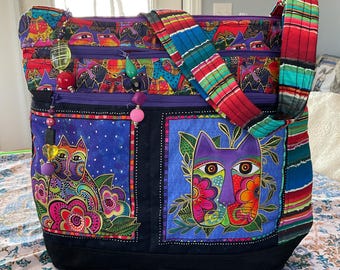 Impresionante bolso de tela Laurel Burch CAT 7 con cremallera segura y correa ajustable. 100 % hecho a mano.