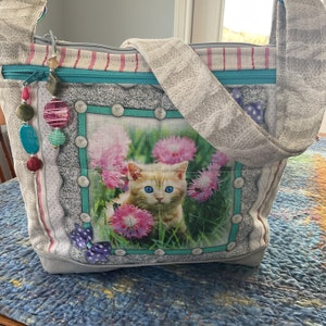 Monedero de tela con correa ajustable para hombro o bandolera con aspecto de gatitos y punto 100% hecho a mano