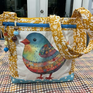 Maravilloso bolso de tela con correa para el hombro o cruzada con diseño de pájaro de arte popular 100 % hecho a mano