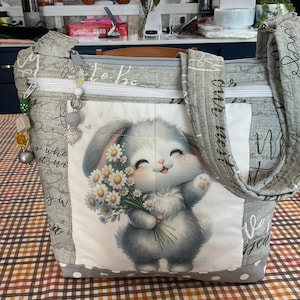 Sac à main Darling Bunny avec des fleurs printanières à bandoulière ou bandoulière réglable 100 % fait main