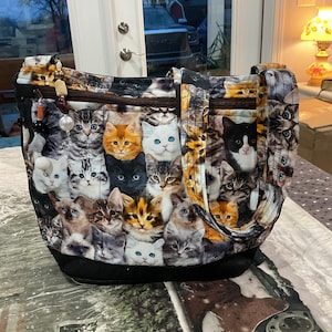 Bolso de hombro o bandolera de tela de gatitos con correa ajustable y cremallera asegurada 100% hecho a mano