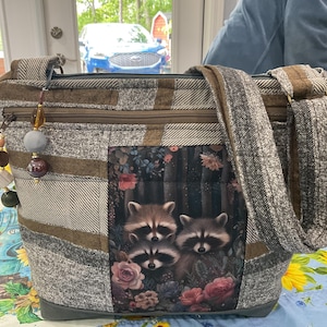 NUEVO ESTILO Monedero de bolsillo y llavero con diseño de familia de mapaches para hacer travesuras, bandolera o bandolera de tela con correa ajustable, 100 % hecho a mano