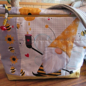 Divertido y maravilloso bolso de tela con correa ajustable para hombro o bandolera con diseño de abejas, miel y gnomos. Completamente hecho a mano.