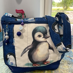 Adorable bolso bandolera o bandolera de tela con diseño de pingüino, con correa ajustable y cierre de seguridad. 100 % hecho a mano.