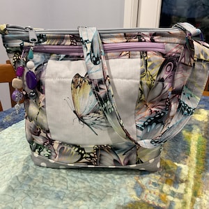 Maravilloso bolso de tela con correa ajustable para el hombro o para llevar en bandolera con diseño de mariposas en colores pastel 100 % hecho a mano