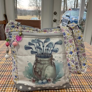 25% de descuento en una encantadora bolsa de golf y flores. Bolso pequeño de tela con correa para el hombro o cruzada, hecho a mano.