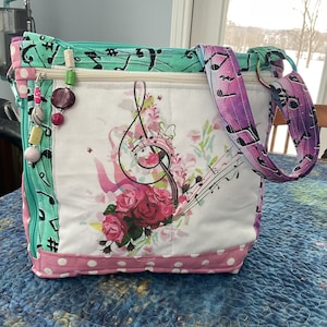 Monedero de tela con correa ajustable para hombro o bandolera con notas musicales y flores 100% hecho a mano