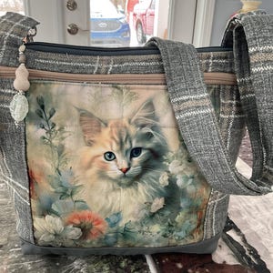 NUEVO ESTILO Monedero de bolsillo y llavero con diseño de gato con flores y cuadros sofisticados, bandolera o bolso de hombro de tela con correa ajustable, 100 % hecho a mano