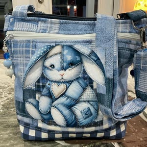 新作 ダブルピクチャーパッチワーク うさぎとテディベア クロスボディまたはショルダー 調節可能なストラップ付き布製ハンドバッグ 100%ハンドメイド
