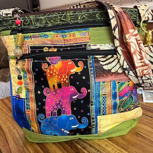 Maravilloso y caprichoso bolso bandolera o de hombro con diseño de elefante de Laurel Burch, de tela con correa ajustable y cremallera segura. 100 % hecho a mano.