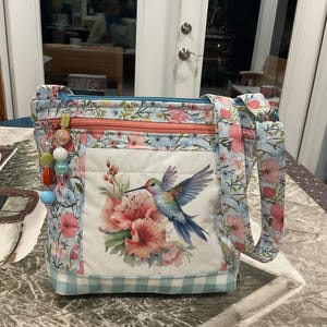 Impresionante bolso de tela con correa ajustable para hombro o bandolera con estampado floral de colibrí e hibisco, 100 % hecho a mano