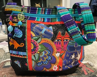 Bolso bandolera o de hombro con correa ajustable y cierre de cremallera de tela de Laurel Burch Cats, doble bolsillo y llavero. 100% hecho a mano.