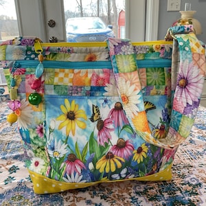 Eine Tasche und Schlüsselanhänger Perfekte Frühling Wildblumen Patchwork Crossbody oder Schulter Verstellbarer Riemen Stoff Geldbörse 100% handgefertigt