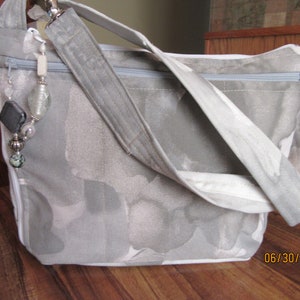 Bolso bandolera o de hombro repelente al agua color gris con correa ajustable Completamente hecho a mano