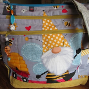 Monedero de tela con correa ajustable para hombro o bandolera con 7 cremalleras y diseño de gnomos divertidos, abejas y colmena, con cremallera segura. Completamente hecho a mano.